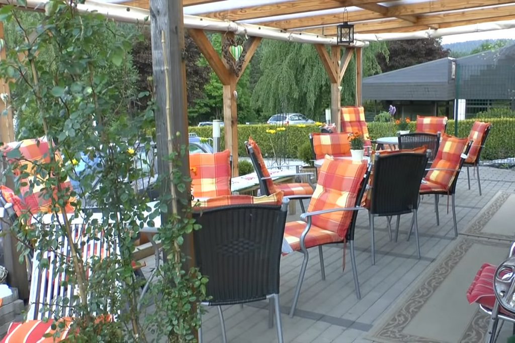 WoMoPark Willingen Rezeption Terrasse 01